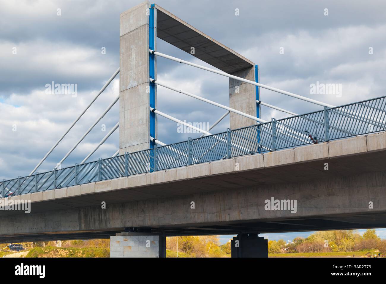 Pont à haubans moderne au-dessus de l'eau Banque D'Images