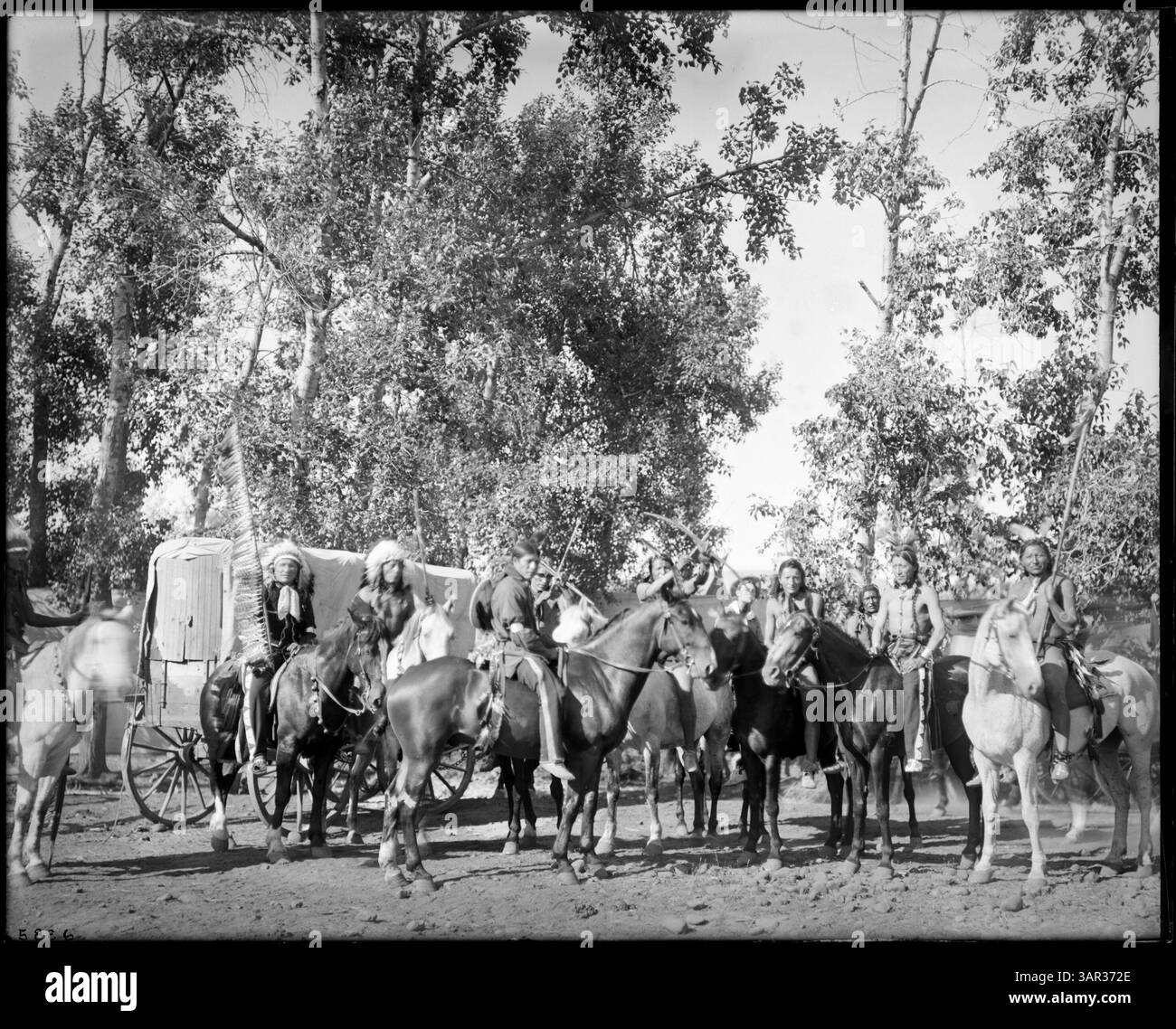 Cette photographie de Lee Moorhouse montre des scènes de la réserve indienne Umatilla. L'image met en lumière la vie quotidienne et les activités des peuples autochtones de l'Oregon au début du XXe siècle. Banque D'Images