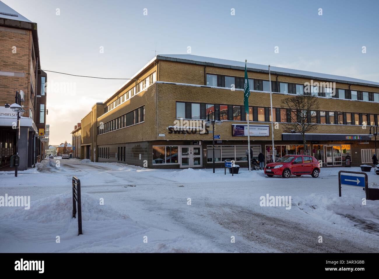 Ancienne bibliothèque à HÃ¤ssleholm, Suède brille dans la neige sous un ciel matinal d'hiver clair Banque D'Images