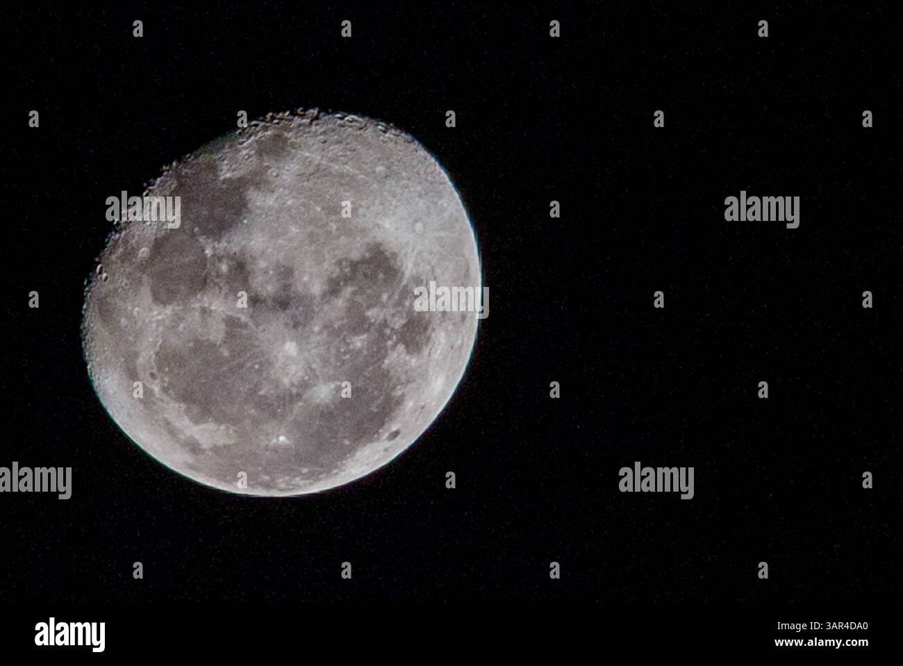 La lune en phase gibbbeuse décroissante, précisément à mi-chemin entre la pleine lune et le troisième quart-temps, le 2025 avril, comme on le voit dans l'hémisphère sud. Banque D'Images