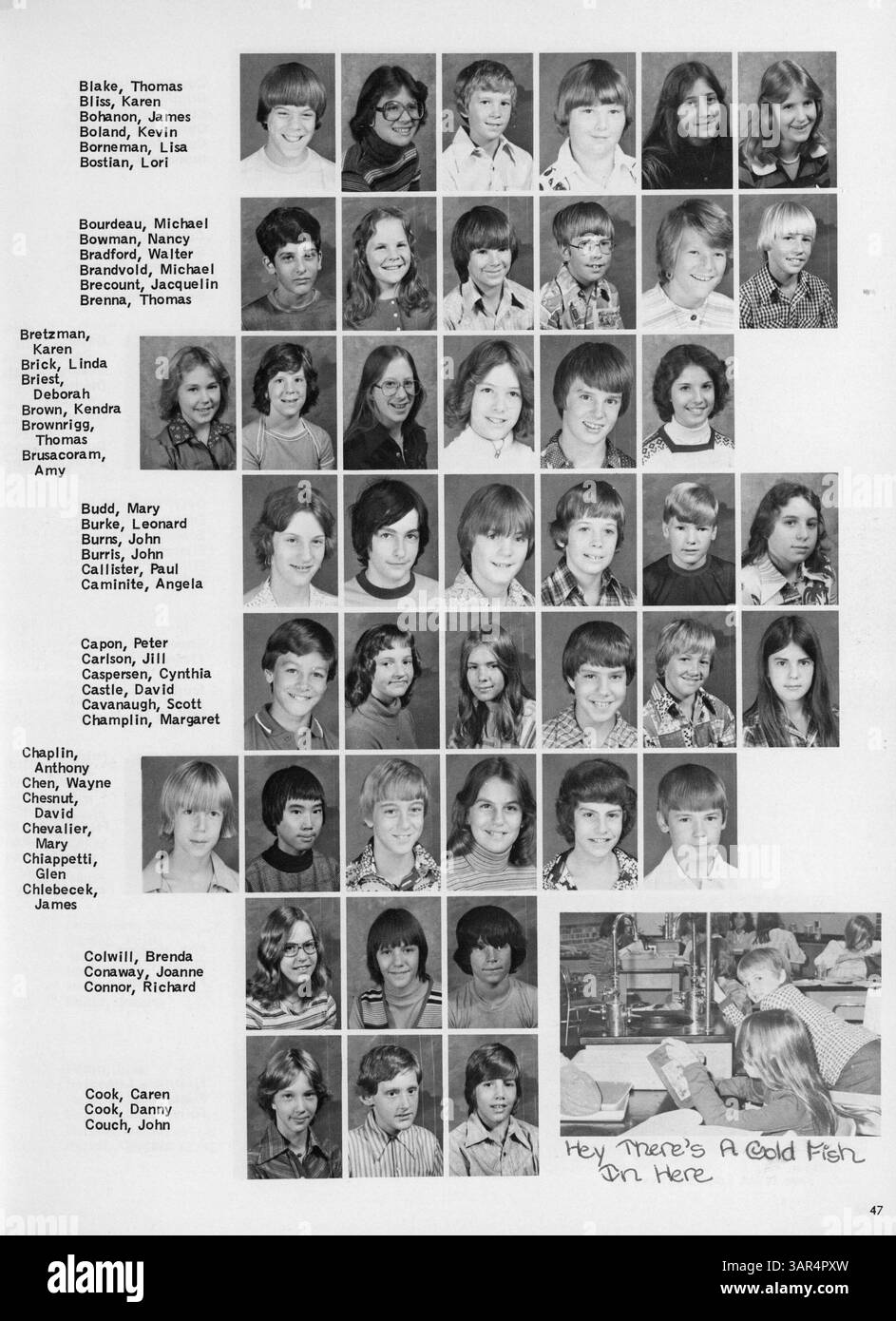 L'annuaire de l'école secondaire Hubert Olson pour 1977 reflète le corps étudiant, les facultés, les clubs et l'athlétisme qui ont défini l'année scolaire 1976-1977, offrant un aperçu de la vie dans cette école secondaire. Banque D'Images