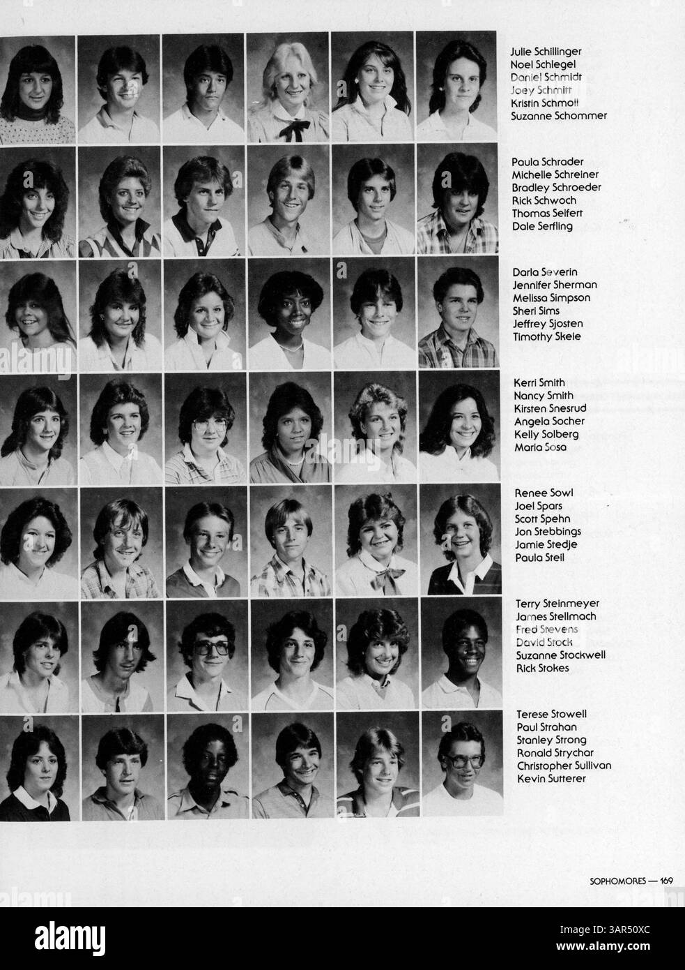 Cet annuaire 1984 du lycée Park Center, « Signs of the Times », présente les activités des étudiants, les événements sociaux, les réalisations scolaires et les sports scolaires de l'année scolaire 1983-1984/09. Banque D'Images