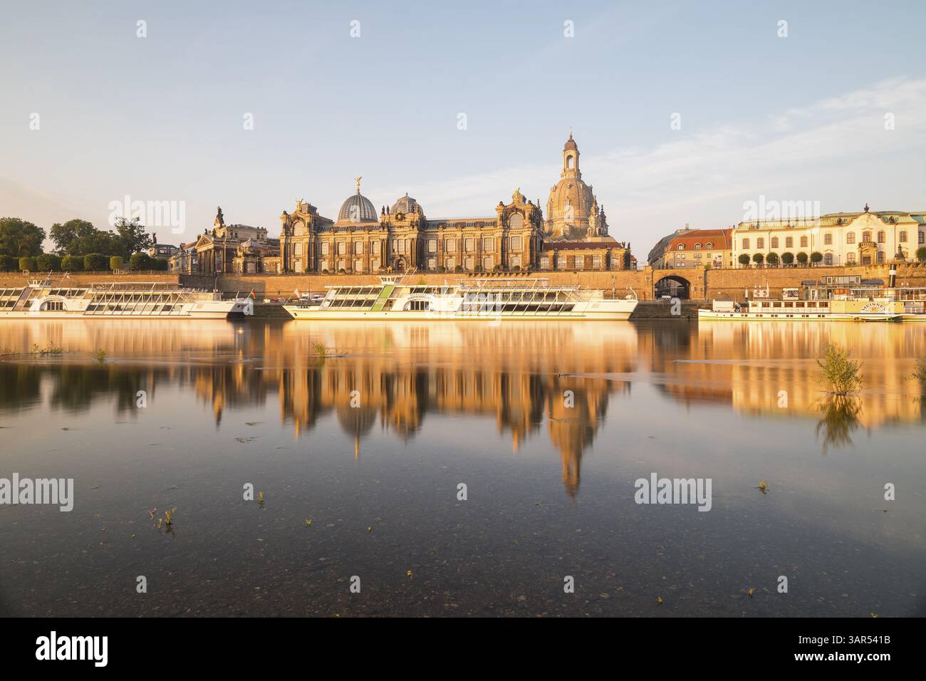 Silhouette de la vieille ville avec reflet dans l'Elbe le matin, bateaux à vapeur sur le Terrassenufer, terrasse Bruehl, Académie des Beaux-Arts et Chu Banque D'Images