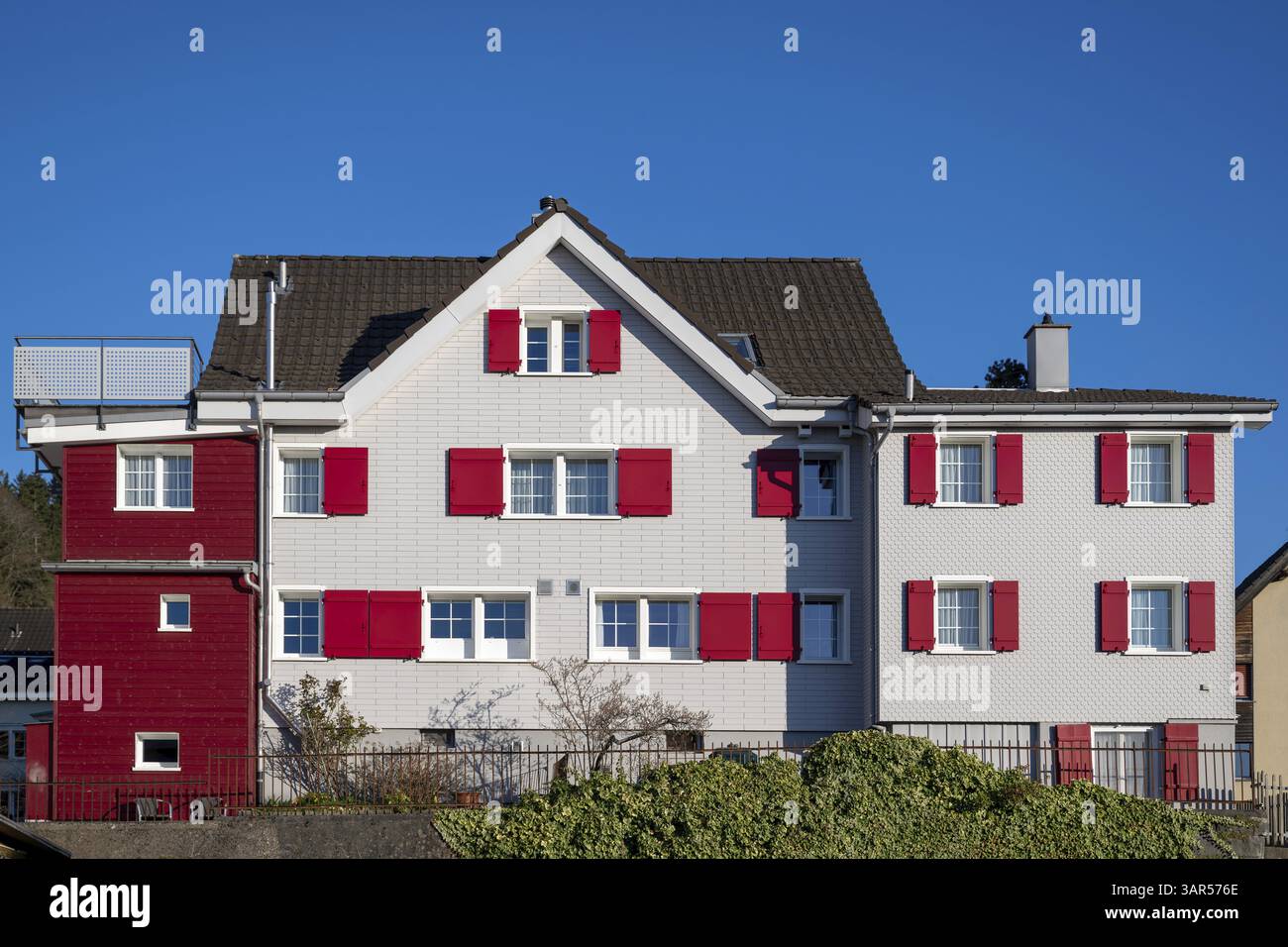 Immeuble d'appartements avec extension Banque D'Images