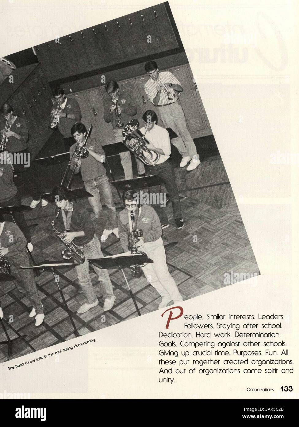 Le Hopkins High Yearbook 1987, intitulé Regalia 1987 : Out of the Blue, présente des étudiants, des enseignants, des clubs, des clubs d'athlétisme, et des événements de l'année scolaire 1986-1987. Banque D'Images