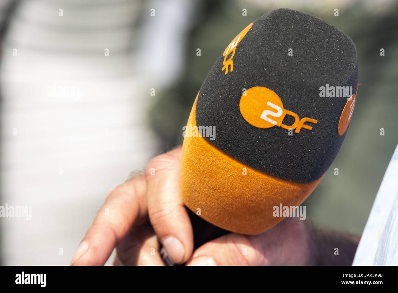 Fredensborg, Danemark. 16 avril 2025. Un microphone de ZDF (Zweites Deutsches Fernsehen) vu lors du 85e anniversaire de la reine Margrethe dans la cour intérieure du palais de Fredensborg. (Photo de Kristian Tuxen Ladegaard Berg/SOPA images/SIPA USA) crédit : Sipa USA/Alamy Live News Banque D'Images