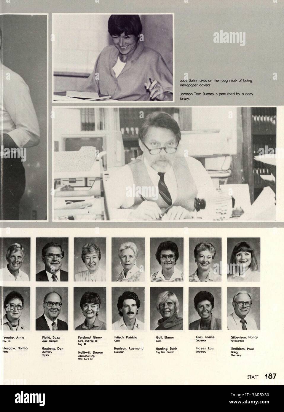 L'édition 1987 du Hopkins High Yearbook, intitulé Regalia : Out of the Blue, présente les étudiants, les enseignants, les clubs, l'athlétisme, et les événements importants de l'année scolaire 1986-1987 documentant la culture et les activités de l'école. Banque D'Images