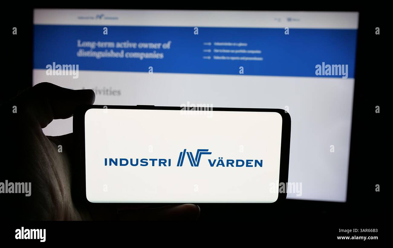 Allemagne. 13 mars 2025. Dans cette illustration photo, une personne tient un téléphone portable avec le logo de la société d'investissement suédoise Industrivarden AB sur l'écran en face de la page Web. (Crédit image : © timon Schneider/SOPA images via ZUMA Press Wire) USAGE ÉDITORIAL SEULEMENT ! Non destiné à UN USAGE commercial ! Banque D'Images