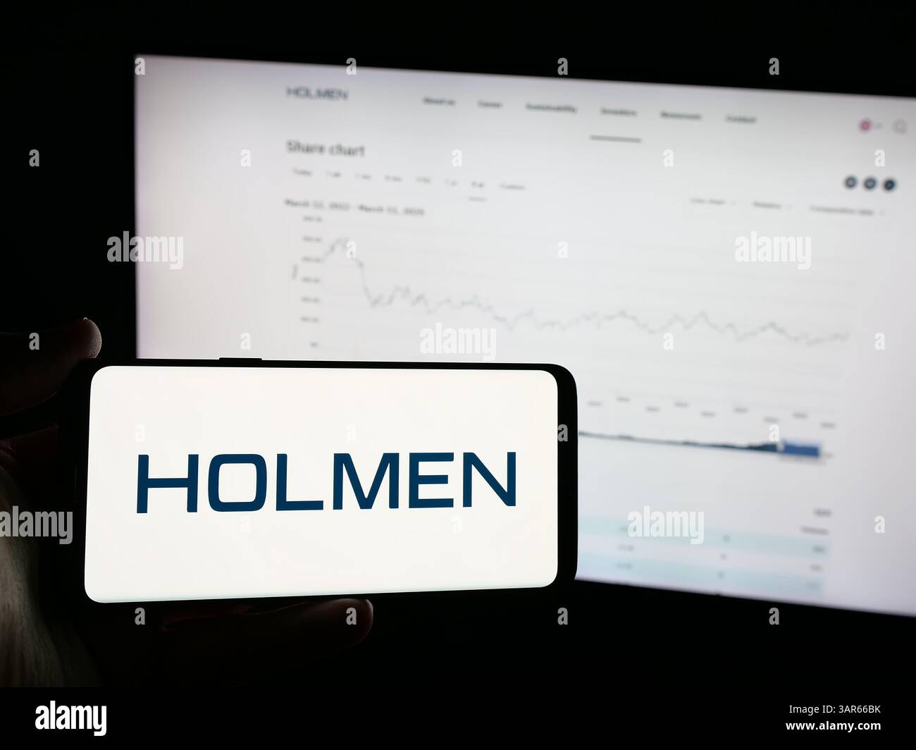 Allemagne. 12 mars 2025. Dans cette illustration photo, une personne tient un smartphone avec le logo de la société forestière suédoise Holmen AB sur l'écran devant le site Web. (Crédit image : © timon Schneider/SOPA images via ZUMA Press Wire) USAGE ÉDITORIAL SEULEMENT ! Non destiné à UN USAGE commercial ! Banque D'Images