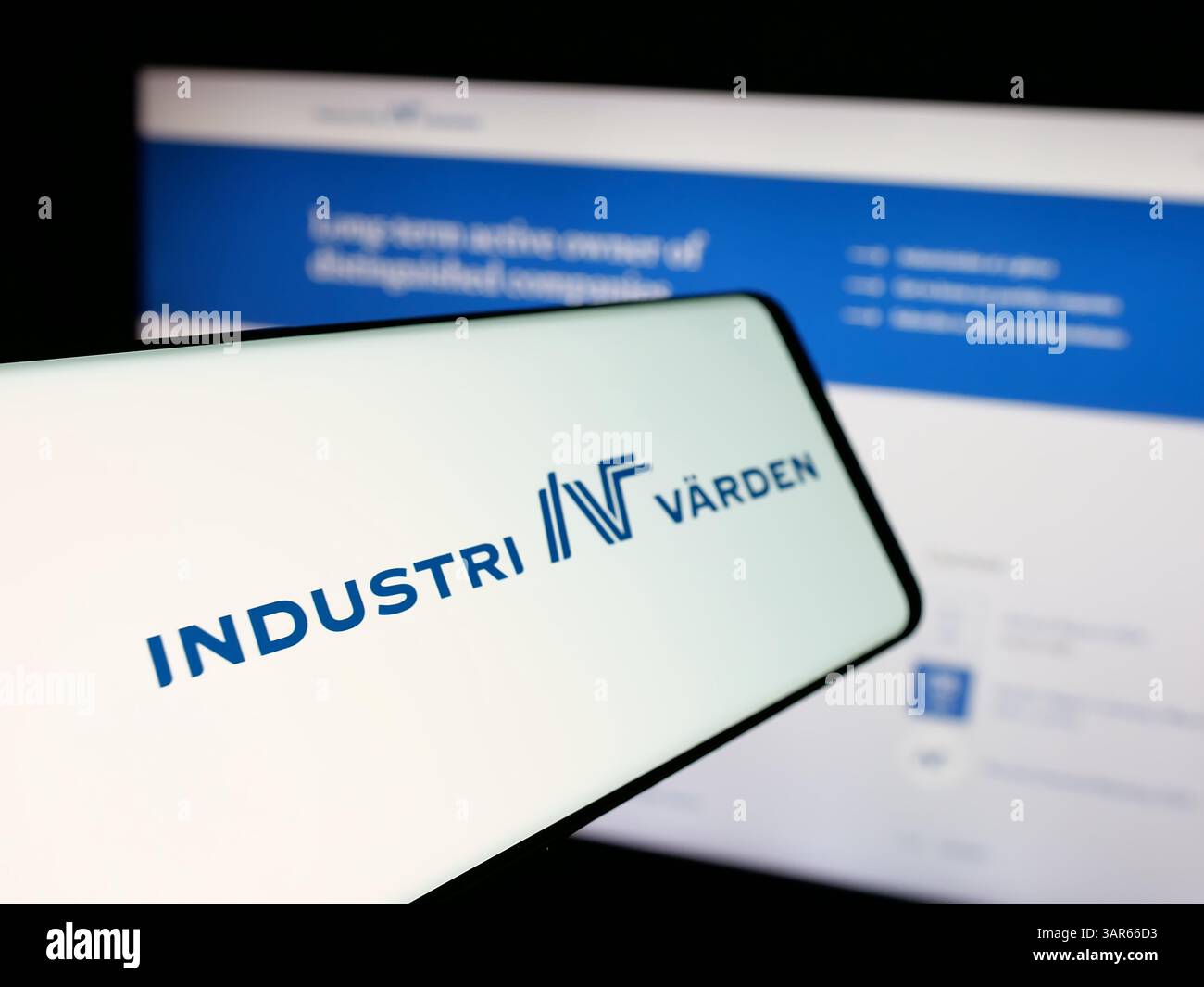 Allemagne. 13 mars 2025. Dans cette illustration photo, un smartphone avec le logo de la société d'investissement suédoise IndustrivÃ¤rden AB est vu sur l'écran devant le site Web. (Crédit image : © timon Schneider/SOPA images via ZUMA Press Wire) USAGE ÉDITORIAL SEULEMENT ! Non destiné à UN USAGE commercial ! Banque D'Images