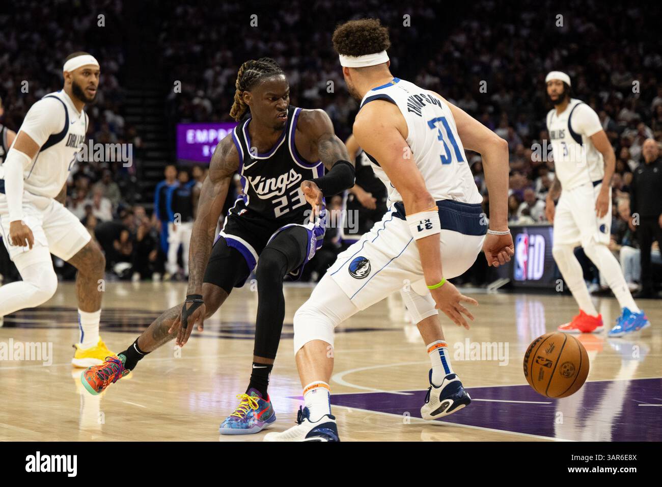Sacramento, Californie, États-Unis. 16 avril 2025. Le garde des Dallas Mavericks Klay Thompson (31) dribble contre le garde des Sacramento Kings Keon Ellis (23) lors d'un match de play-in de la NBA au Golden 1 Center le mercredi 16 avril 2025 à Sacramento. (Crédit image : © Paul Kitagaki Jr./ZUMA Press Wire) USAGE ÉDITORIAL SEULEMENT ! Non destiné à UN USAGE commercial ! Crédit : ZUMA Press, Inc/Alamy Live News Banque D'Images