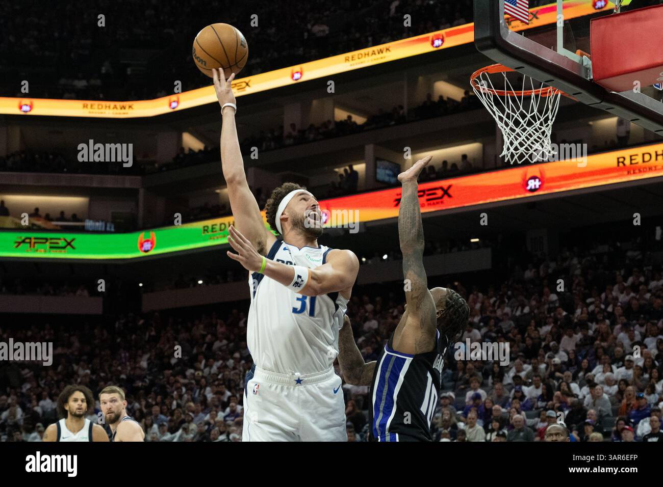 Sacramento, Californie, États-Unis. 16 avril 2025. Le garde des Dallas Mavericks, Klay Thompson (31 ans), tire sur l'attaquant des Kings de Sacramento DeMar DeRozan (10 ans) pour un panier lors d'un match de play-in de la NBA au Golden 1 Center le mercredi 16 avril 2025 à Sacramento. (Crédit image : © Paul Kitagaki Jr./ZUMA Press Wire) USAGE ÉDITORIAL SEULEMENT ! Non destiné à UN USAGE commercial ! Crédit : ZUMA Press, Inc/Alamy Live News Banque D'Images