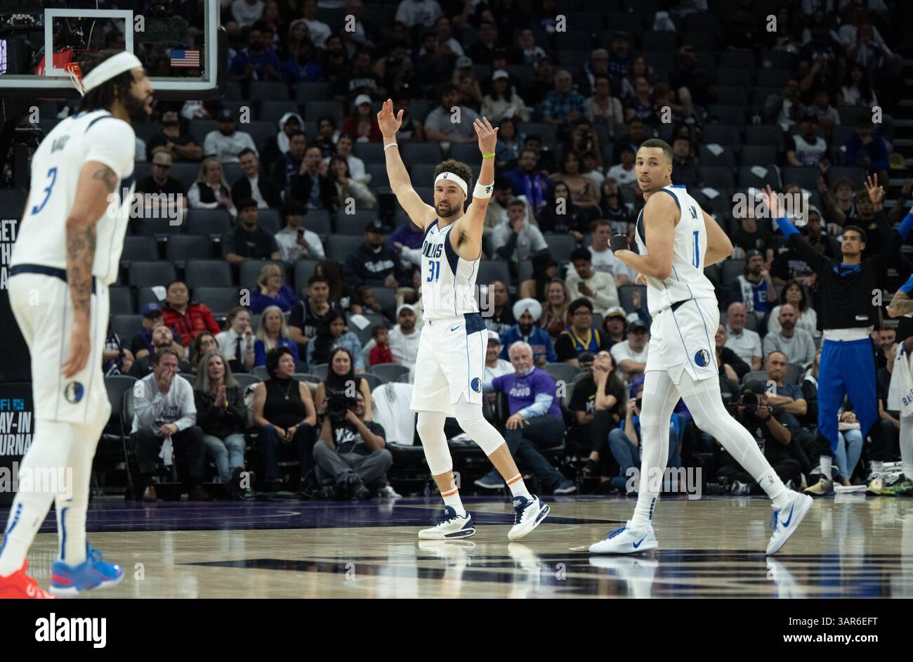 Sacramento, Californie, États-Unis. 16 avril 2025. Le garde des Dallas Mavericks, Klay Thompson (31), réagit après un panier de 3 points contre les Kings de Sacramento lors d'un match de play-in de la NBA au Golden 1 Center le mercredi 16 avril 2025 à Sacramento. (Crédit image : © Paul Kitagaki Jr./ZUMA Press Wire) USAGE ÉDITORIAL SEULEMENT ! Non destiné à UN USAGE commercial ! Crédit : ZUMA Press, Inc/Alamy Live News Banque D'Images
