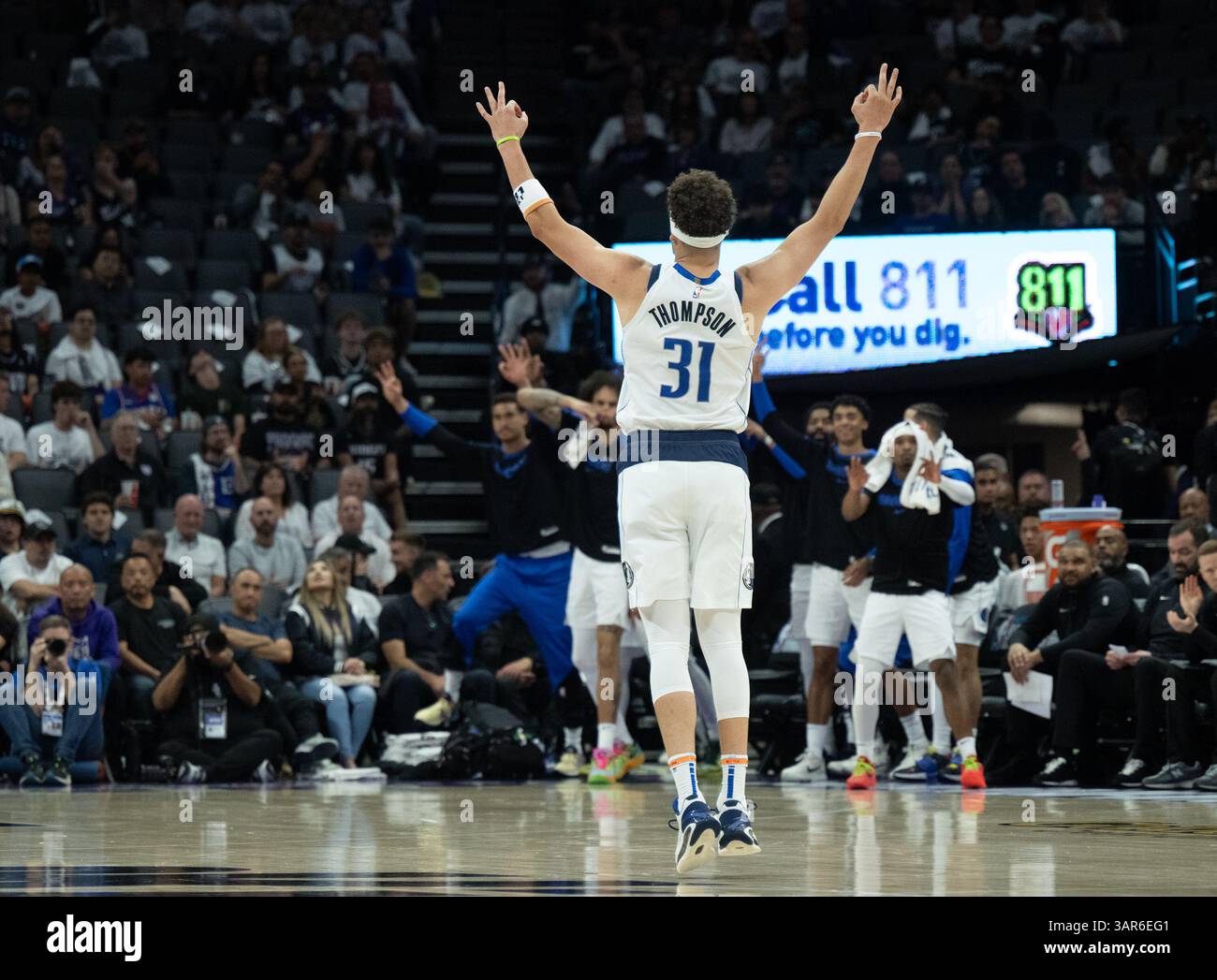 Sacramento, Californie, États-Unis. 16 avril 2025. Le garde des Dallas Mavericks, Klay Thompson (31), réagit après un panier de 3 points contre les Kings de Sacramento lors d'un match de play-in de la NBA au Golden 1 Center le mercredi 16 avril 2025 à Sacramento. (Crédit image : © Paul Kitagaki Jr./ZUMA Press Wire) USAGE ÉDITORIAL SEULEMENT ! Non destiné à UN USAGE commercial ! Crédit : ZUMA Press, Inc/Alamy Live News Banque D'Images