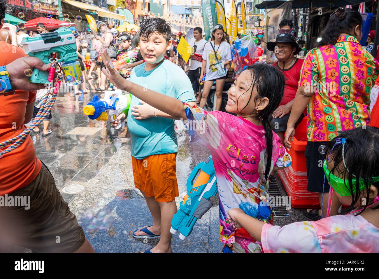 Khao San Road, Bangkok, Thaïlande - APR 13, 2025 Festival Songkran, l'action courte du peuple rejoint les célébrations du nouvel an thaïlandais. Il y avait des splas Banque D'Images