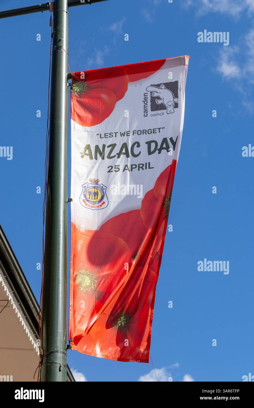ANZAC Day 2025, bannière volant dans le centre-ville de Camden en Australie célébrant et se souvenant de ceux qui sont tombés dans les guerres mondiales, Australie Banque D'Images