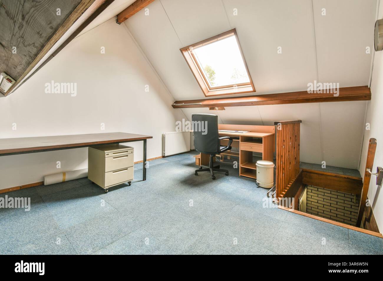 un bureau avec moquette bleue et des bureaux en bois dans la chambre est très spacieux, mais ce n'est pas trop Banque D'Images