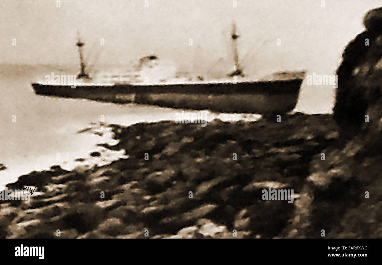 Une photographie instantanée de l'épave du navire français 'Equateur' sur les rochers du Cap gris nez, (le point le plus proche de la France à la Grande-Bretagne) Nov. 27, 1953 -- une photographie instantanée du naufrage du navire français « Équateur » sur les rochers du Cap gris nez, le 27 novembre 1953 -- Banque D'Images