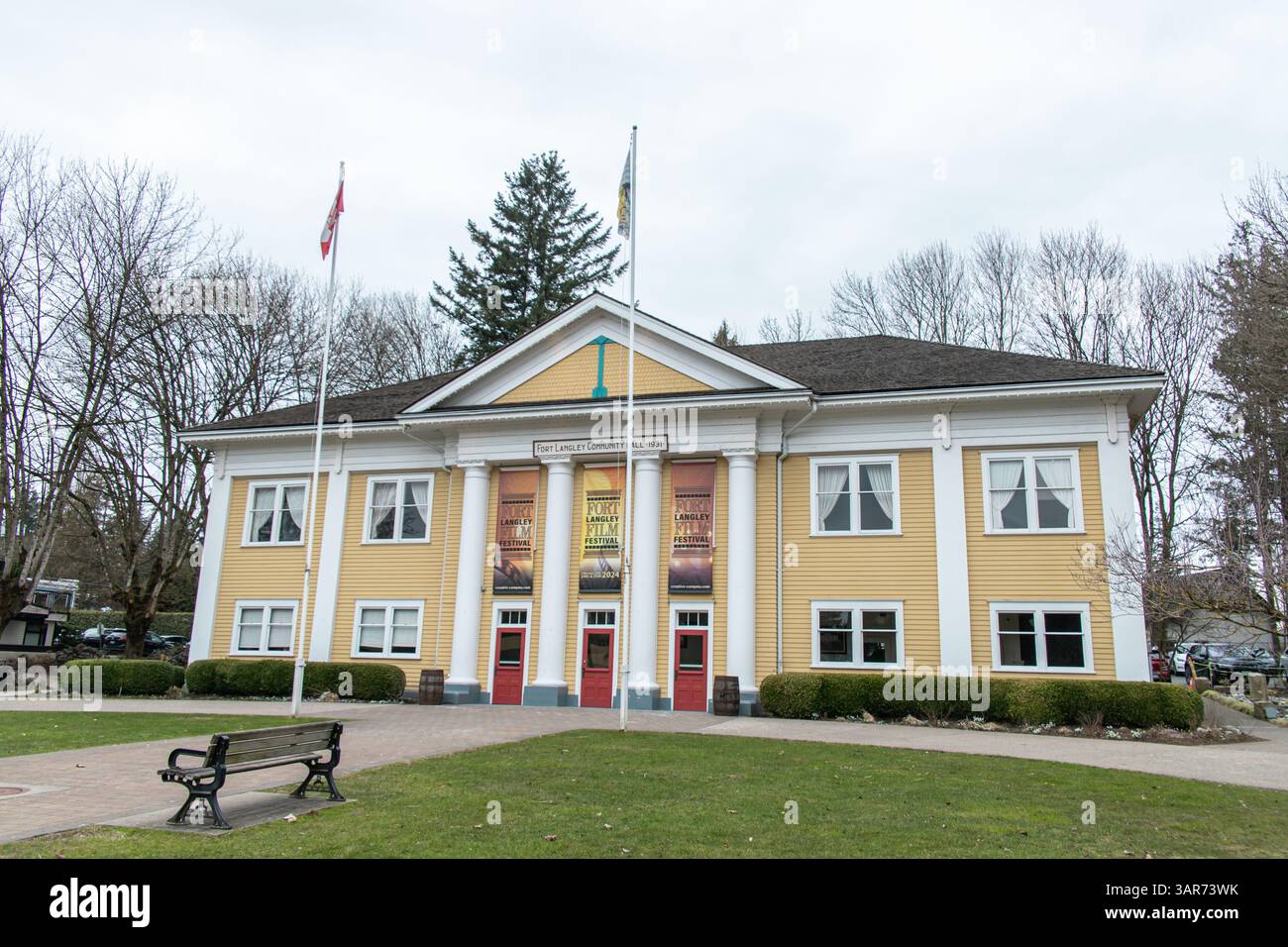 Vue de face de la salle communautaire historique de Fort Langley en Colombie-Britannique, décorée de bannières pour le Festival du film de Fort Langley 2024. Banque D'Images