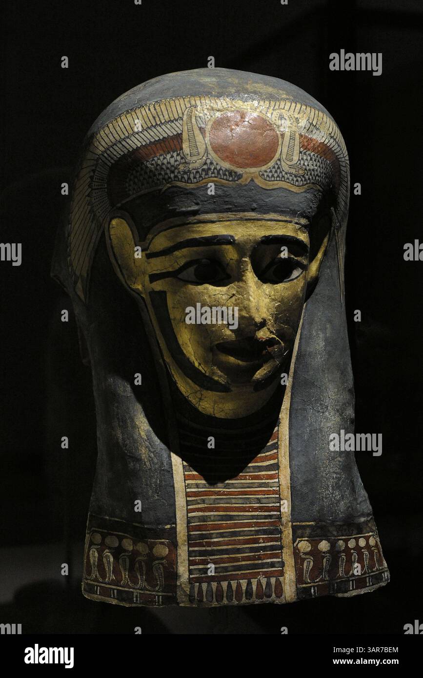 Egypte ancienne. Masque de momie avec longue perruque et diadème, avec disque solaire ailé et uraeus des deux côtés. Lin, stuc, feuille d'or et peinture. Période gréco-romaine de l'Egypte. IIIe siècle av. J.-C.-IIe siècle après JC. Musée archéologique national. Madrid. Espagne. Banque D'Images Egypte ancienne. Masque de momie avec longue perruque et diadème, avec disque solaire ailé et uraeus des deux côtés. Lin, stuc, feuille d'or et peinture. Période gréco-romaine de l'Egypte. IIIe siècle av. J.-C.-IIe siècle après JC. Musée archéologique national. Madrid. Espagne. Banque D'Images
