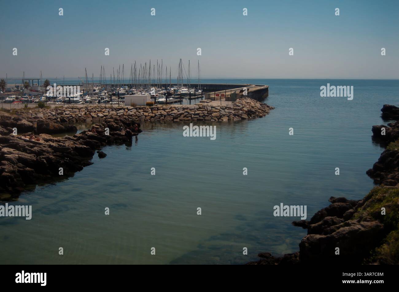 Les voiliers blancs accostent à une marina par une journée ensoleillée d'été Banque D'Images