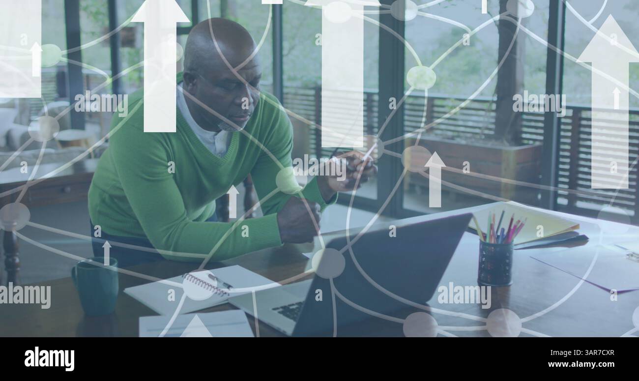 Image de flèches blanches et de connexions sur homme d'affaires à l'aide d'un ordinateur portable Banque D'Images