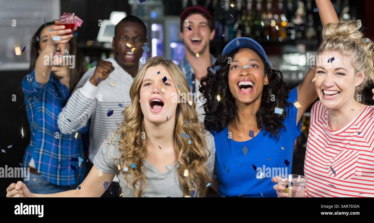 Image de confettis tombant sur un groupe diversifié heureux d'amis buvant dans le bar Banque D'Images