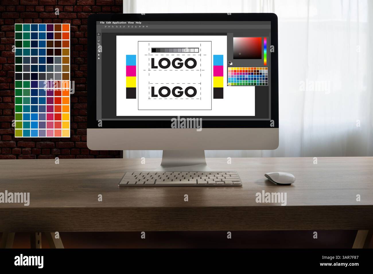 Une femme créative s'assoit à son bureau à l'aide d'une tablette, dessinant de l'art numérique pour une agence de design web avec compétence et inspiration graphiste Workplace WO Banque D'Images