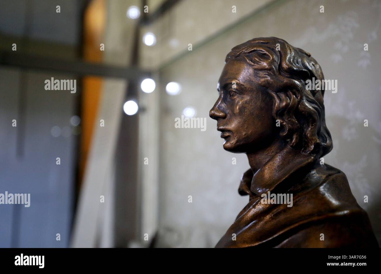 Londres, Grande-Bretagne. 16 avril 2025. Une sculpture de John Keats est vue à Keats House à Londres, Grande-Bretagne, le 16 avril 2025. Le poète romantique anglais John Keats a vécu à Keats House de 1818 à 1820, et la maison est maintenant un musée dédié à sa vie et à son travail. Crédit : Li Ying/Xinhua/Alamy Live News Banque D'Images