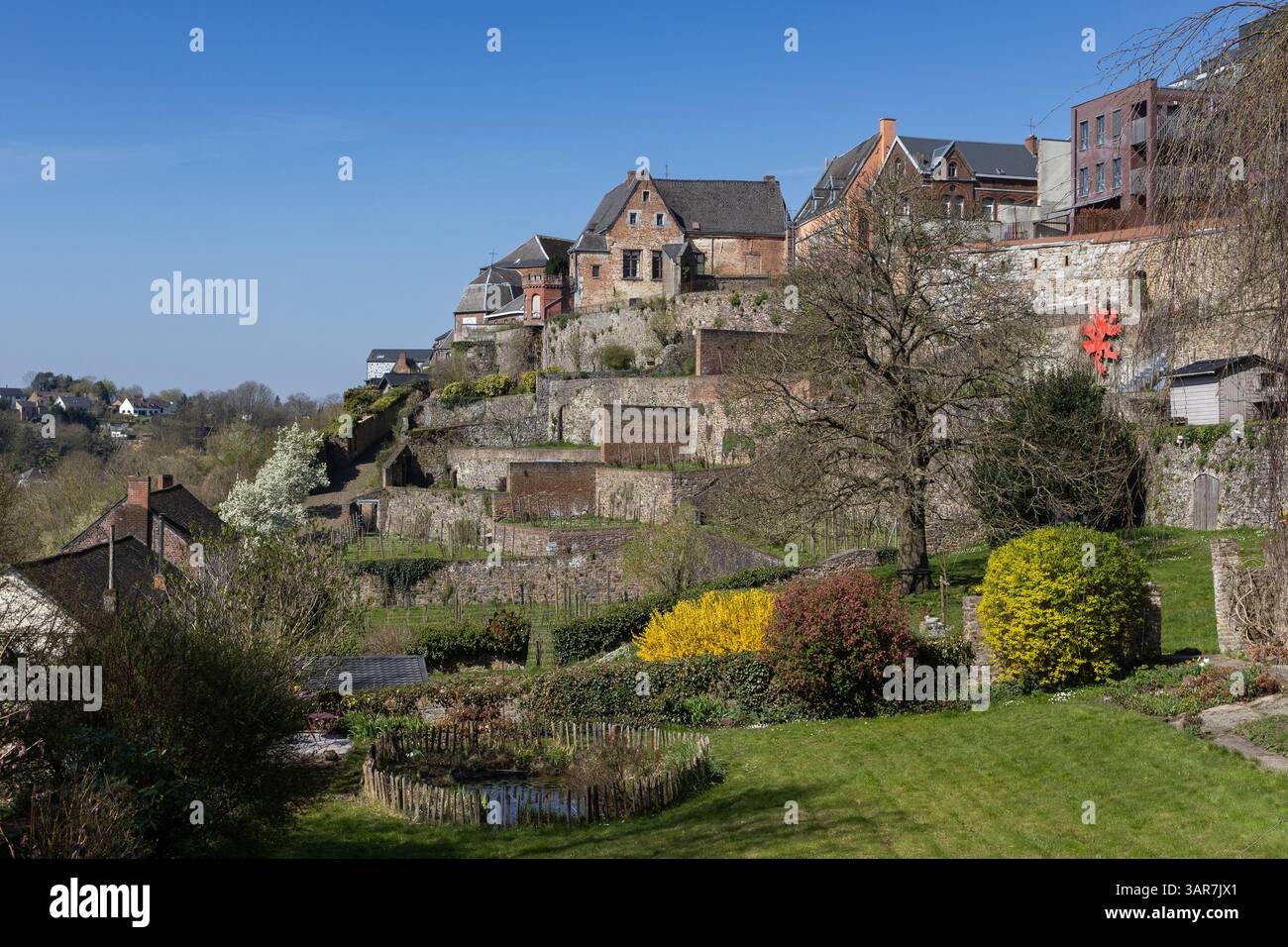Les magnifiques jardins suspendus de Thuin, dans la province du Hainaut en Belgique, capturés au printemps, par un jour de ciel bleu ensoleillé. Copier l'espace au-dessus de gauche. Banque D'Images