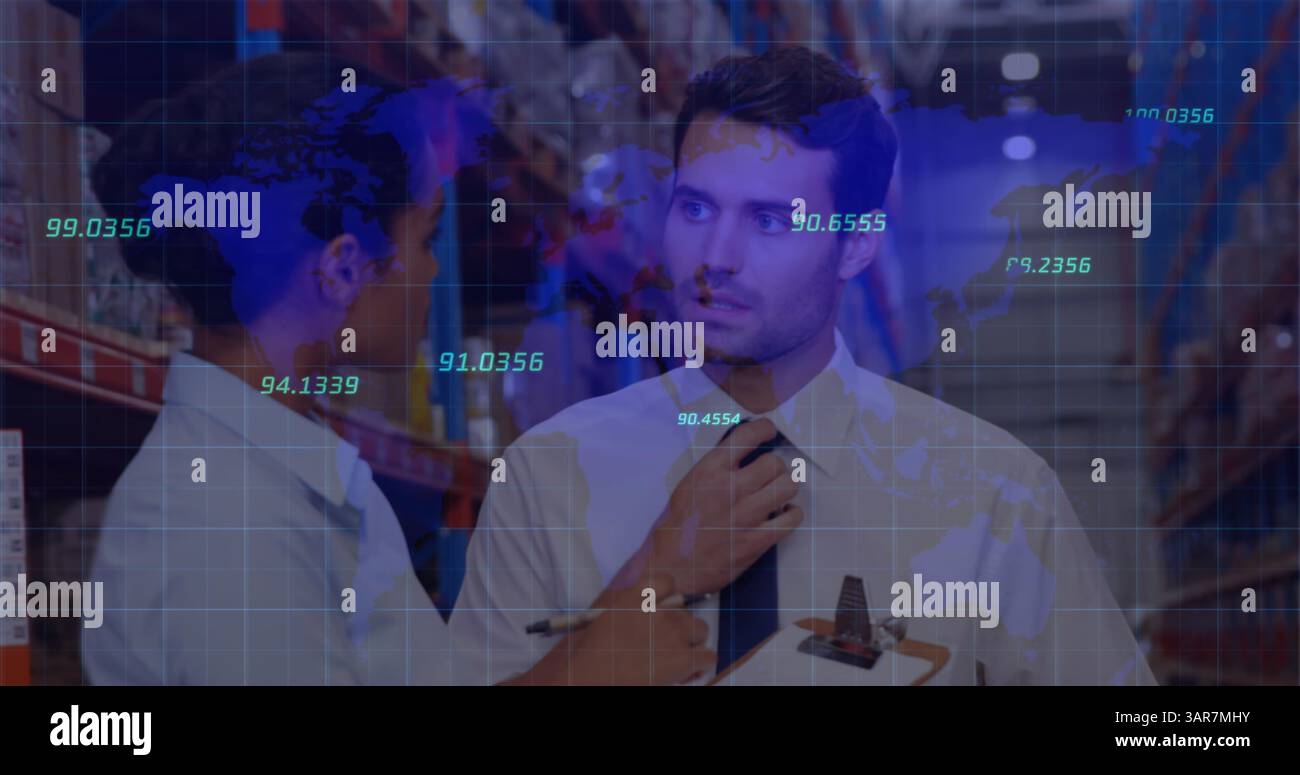 Image du traitement des données financières et de la carte du monde sur divers hommes d'affaires dans l'entrepôt Banque D'Images