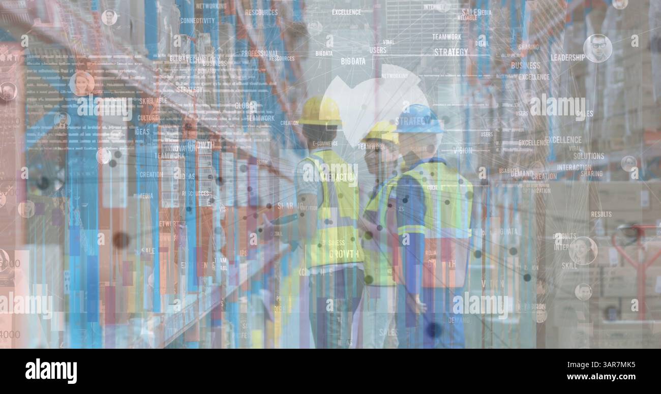 Image du traitement des données financières sur les travailleurs dans l'entrepôt Banque D'Images