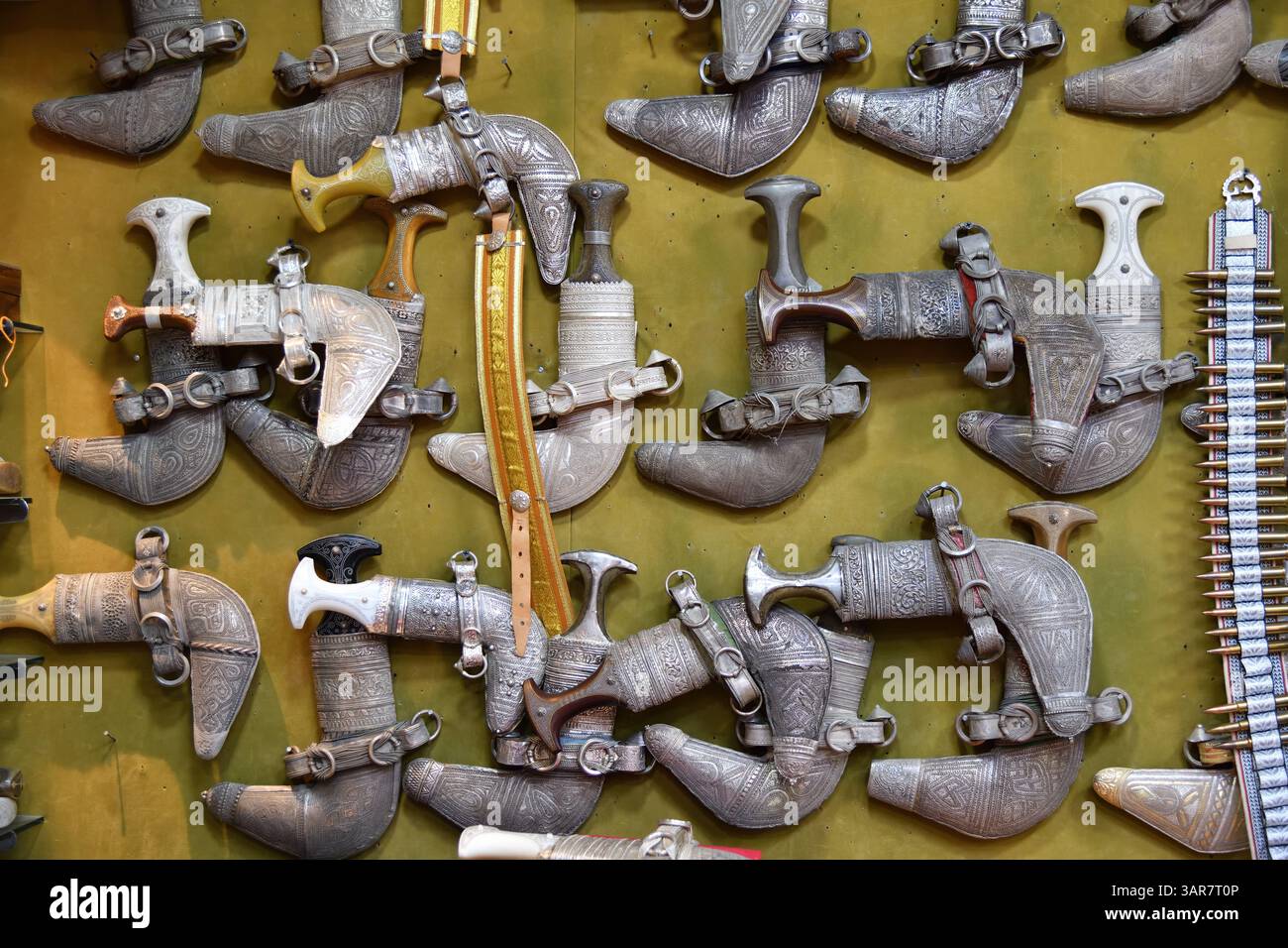 Khanjars poignard cérémoniel traditionnel d'Oman à vendre. Muscat. Oman. Muttrah Souq est l'un des marchés traditionnels les plus célèbres d'Oman, offrant un uniqu Banque D'Images