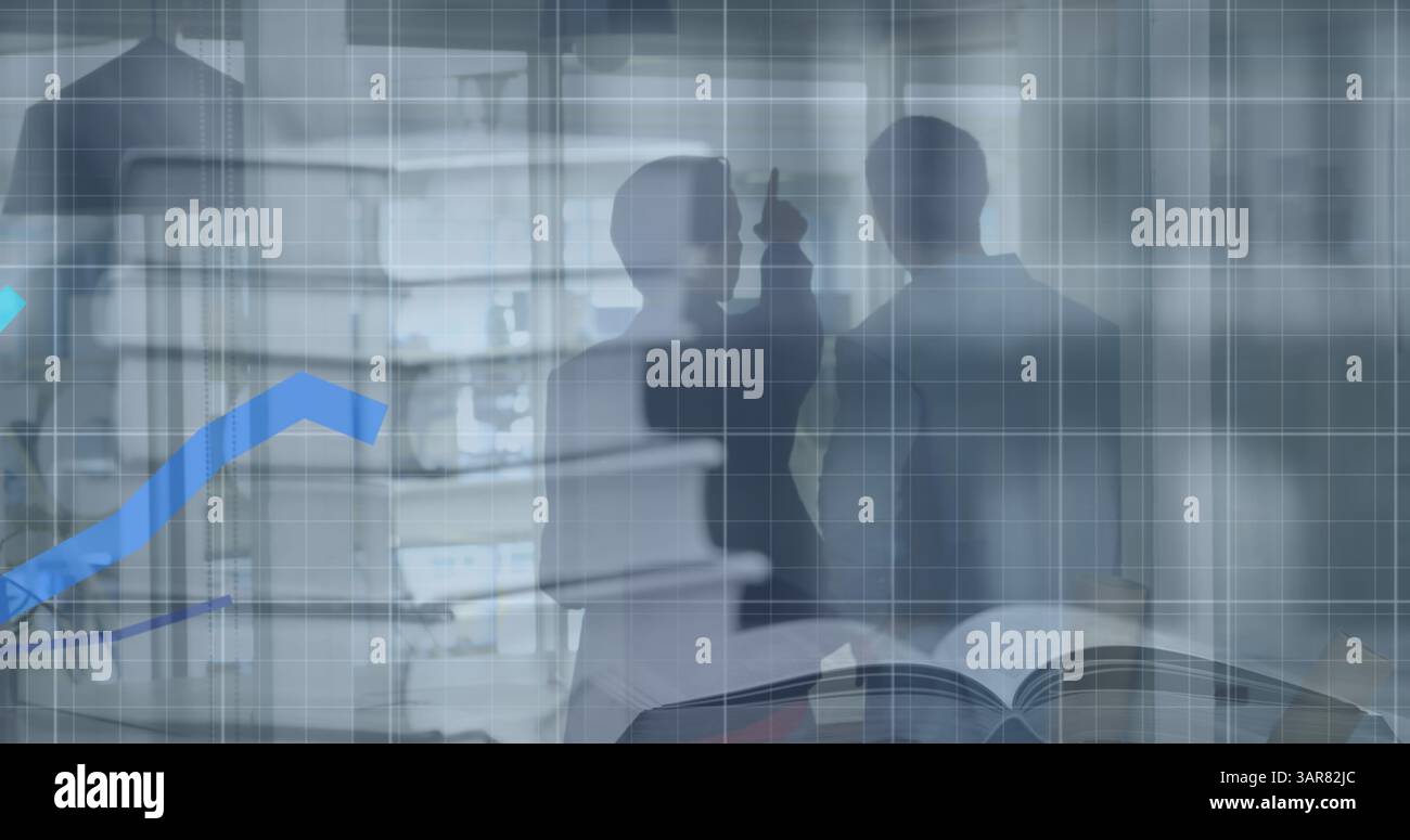 Image du traitement des données financières sur deux personnes d'affaires diverses qui parlent Banque D'Images