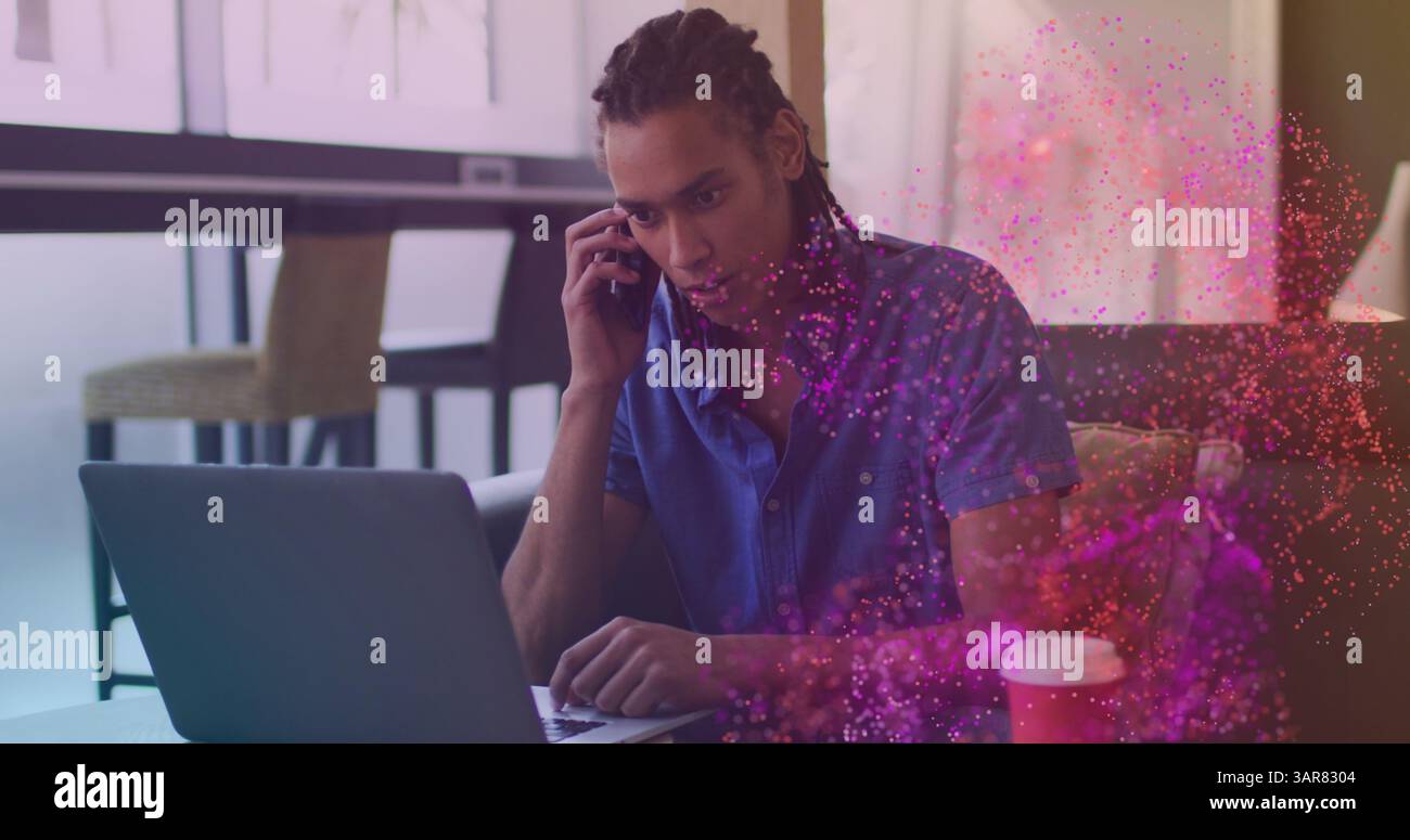 Image de spots sur homme d'affaires biracial parlant sur smartphone Banque D'Images