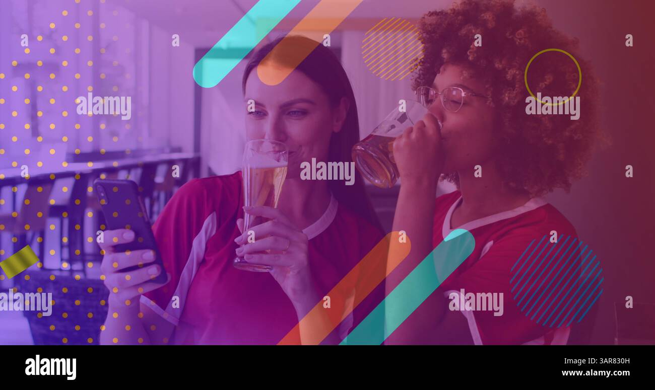 Image de confettis au-dessus de diverses amies heureuses utilisant un smartphone Banque D'Images