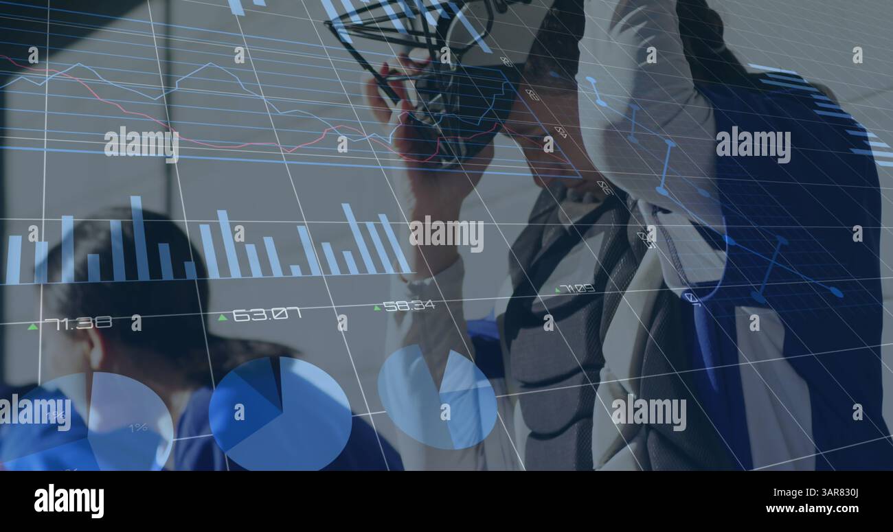 Image du traitement des données sur des sportifs caucasiens portant un casque Banque D'Images