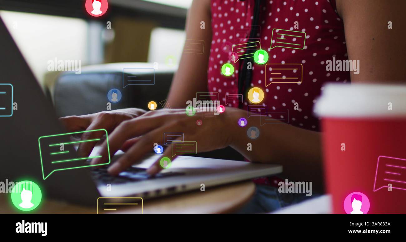 Image des icônes de médias sur la femme d'affaires afro-américaine à l'aide d'un ordinateur portable Banque D'Images