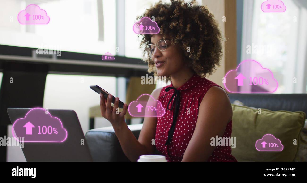 Image d'icônes de nuages sur femme d'affaires afro-américaine à l'aide d'un smartphone Banque D'Images