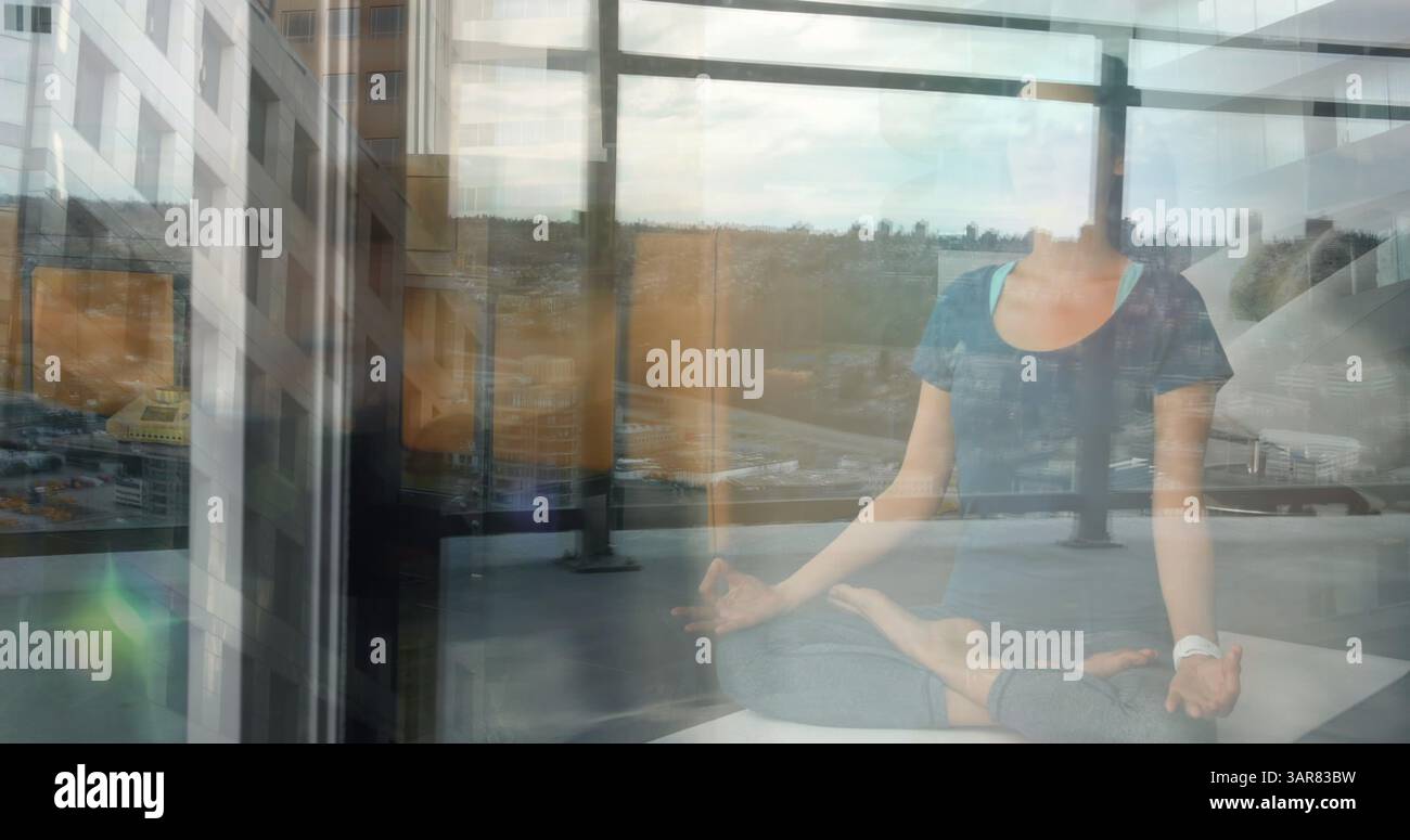 Image de gens marchant sur une femme caucasienne pratiquant le yoga et méditant Banque D'Images