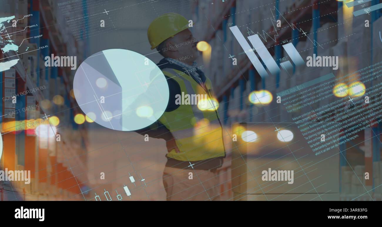 Image de graphiques et de données financières sur un ouvrier d'entrepôt masculin caucasien Banque D'Images