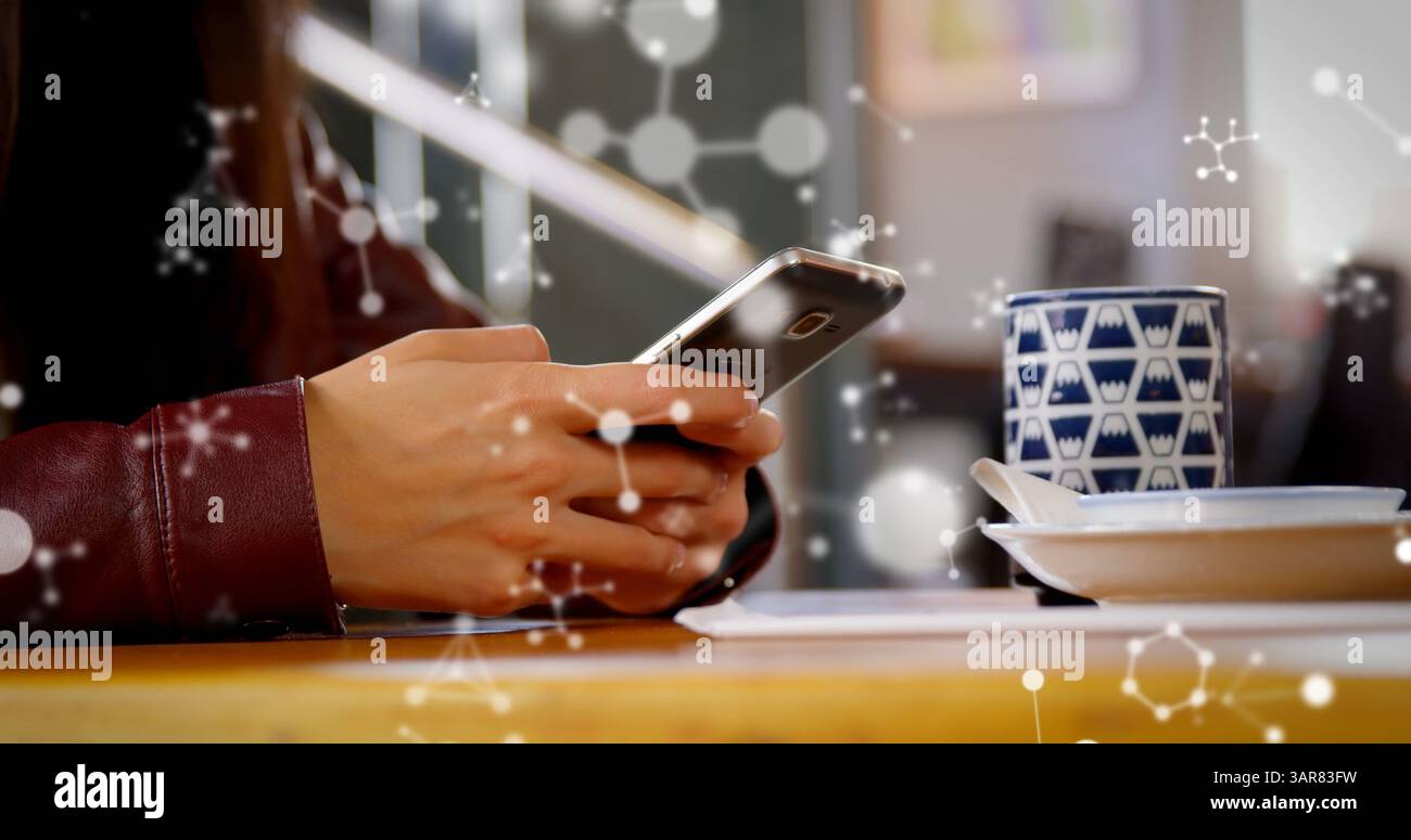 Image de molécules flottant sur les mains d'une femme caucsienne utilisant un smartphone Banque D'Images