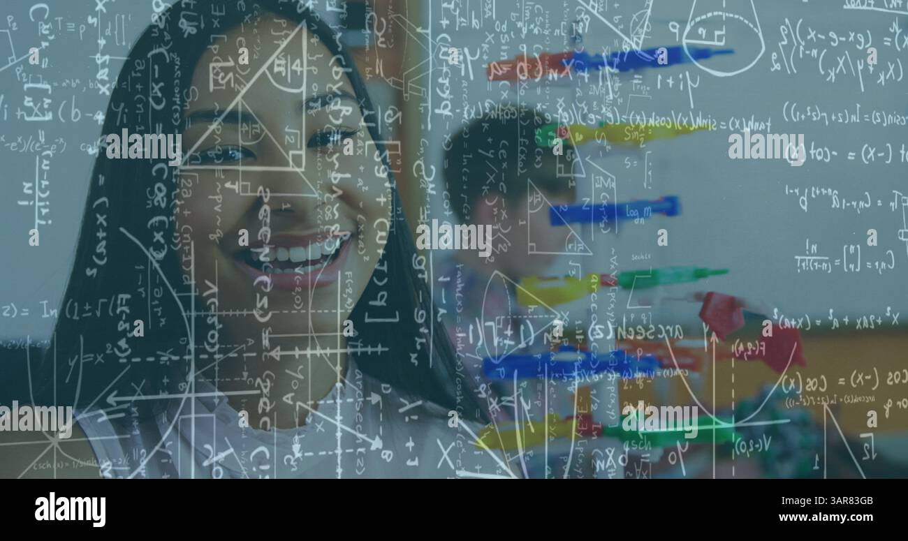 Image d'équations mathématiques sur la femme biraciale avec des modèles en classe Banque D'Images