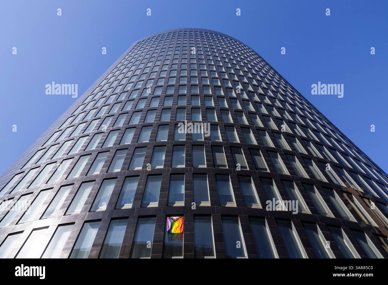 Tour RWE sur la place Amiens dans le centre-ville, drapeau LGBTQ suspendu à une fenêtre, Dormund, Ruhr, Rhénanie du Nord-Westphalie, Allemagne. Der RWE à Banque D'Images