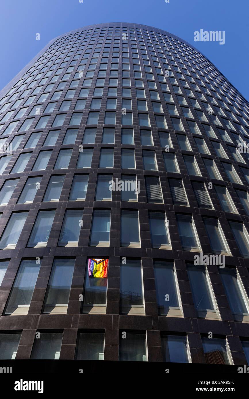 Tour RWE sur la place Amiens dans le centre-ville, drapeau LGBTQ suspendu à une fenêtre, Dormund, Ruhr, Rhénanie du Nord-Westphalie, Allemagne. Der RWE à Banque D'Images