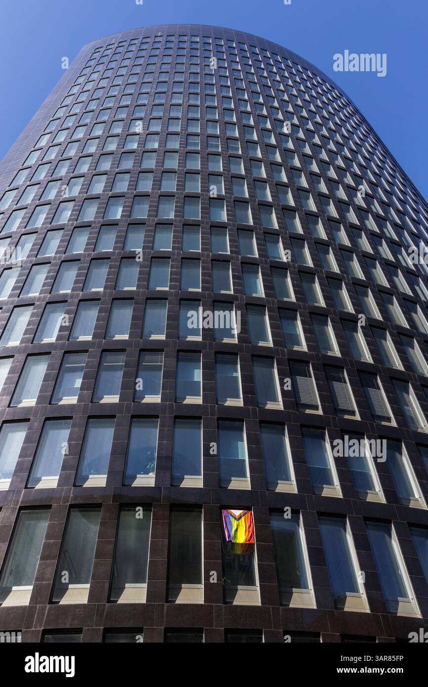 Tour RWE sur la place Amiens dans le centre-ville, drapeau LGBTQ suspendu à une fenêtre, Dormund, Ruhr, Rhénanie du Nord-Westphalie, Allemagne. Der RWE à Banque D'Images