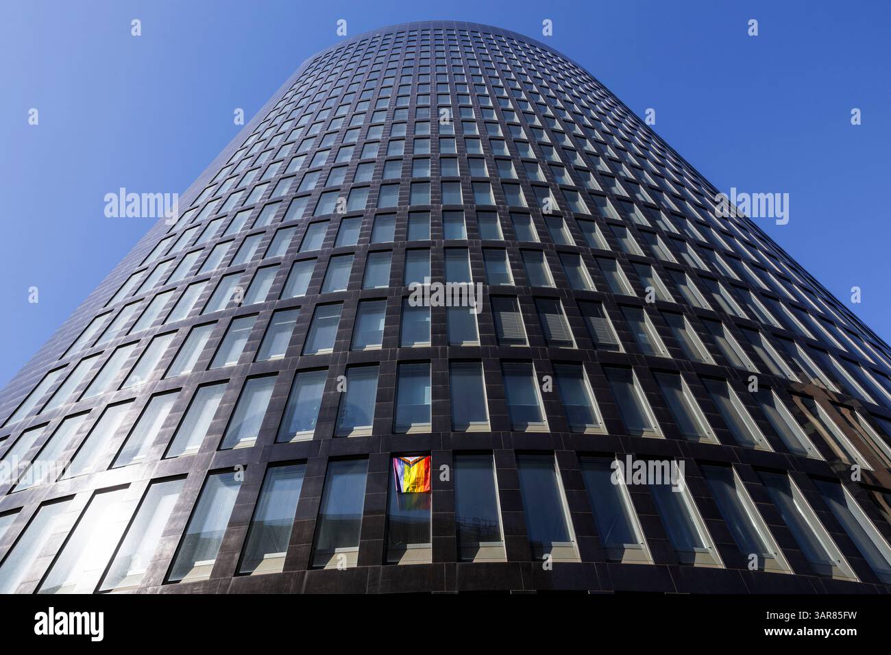 Tour RWE sur la place Amiens dans le centre-ville, drapeau LGBTQ suspendu à une fenêtre, Dormund, Ruhr, Rhénanie du Nord-Westphalie, Allemagne. Der RWE à Banque D'Images