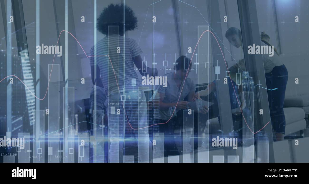 Image du traitement des données financières sur un groupe diversifié de gens d'affaires au bureau Banque D'Images