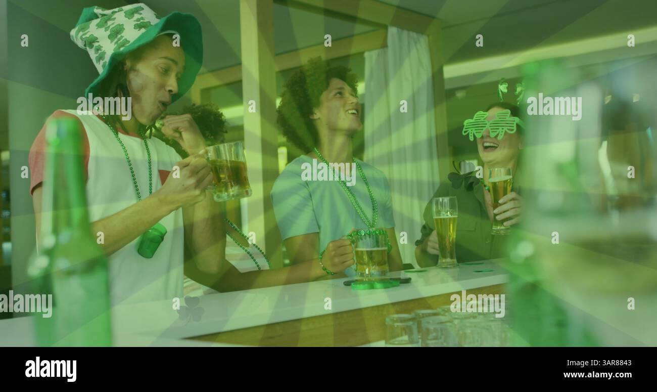 Image de lignes vertes sur des amis heureux et divers portant des articles en forme de trèfle et buvant de la bière Banque D'Images
