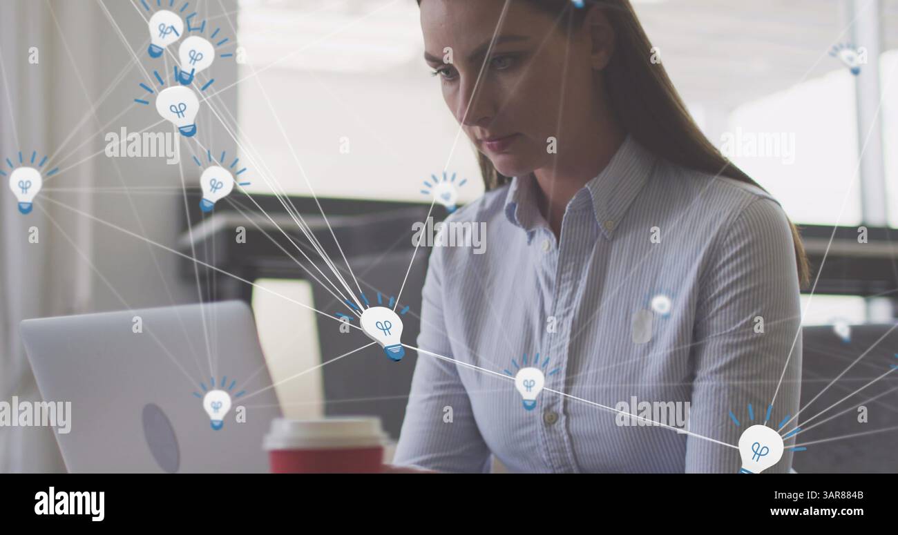 Image d'icônes de médias sur femme d'affaires caucasienne à l'aide d'un ordinateur portable Banque D'Images